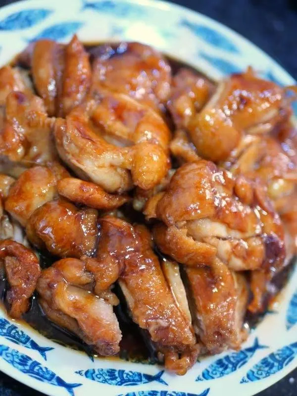 小林照烧鸡腿 用料 · 鸡腿（4只） · 生抽（1勺） · 老抽（1勺） · 蜂蜜（2勺） · 姜蒜（两片） · 蚝油（2勺） · 料酒（2勺） ·